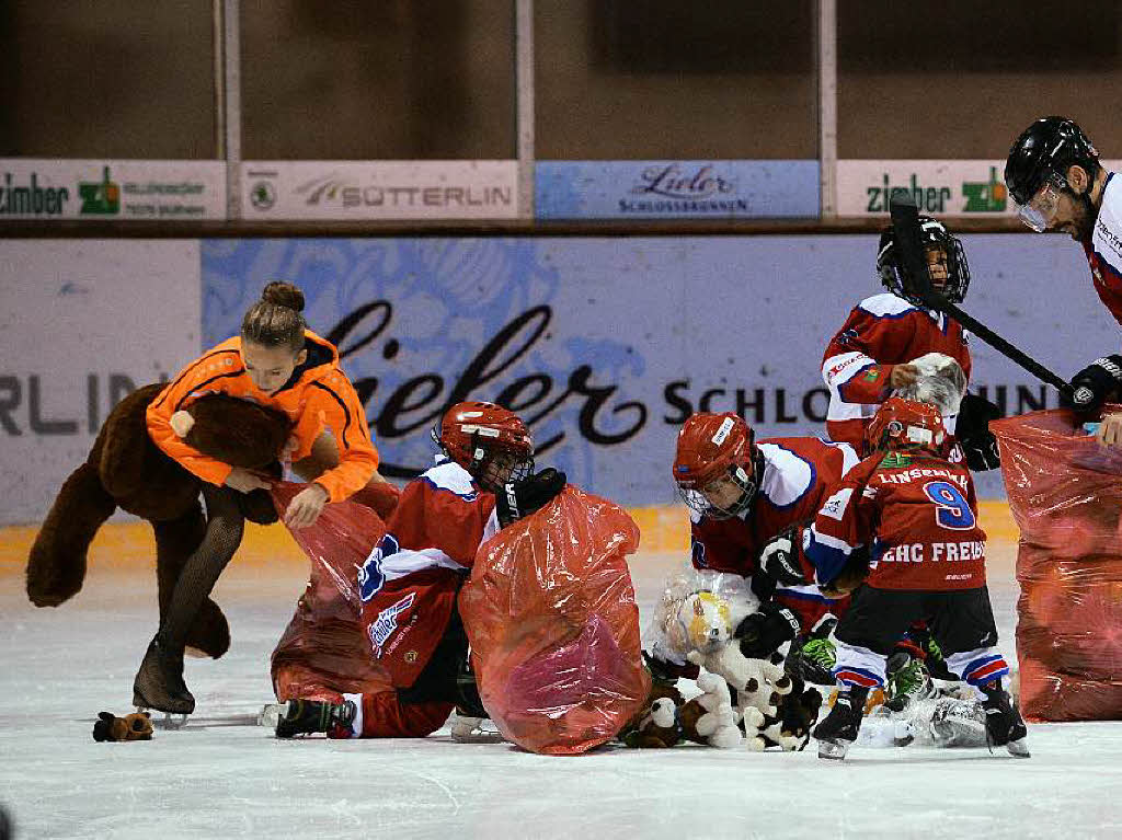 Eishockey ist normalerweise kein kuscheliges Spiel. Anders beim EHC Freiburg: Da hat es beim Spiel gegen Selb jede Menge Plsch von den Tribnen geregnet.