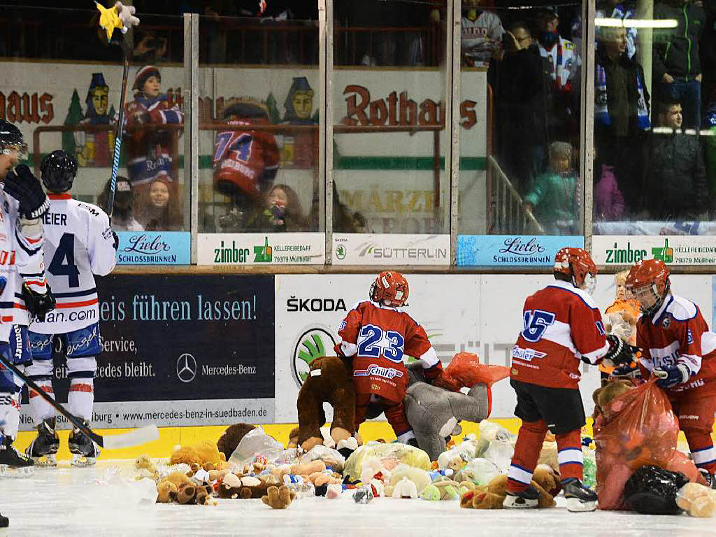 Eishockey ist normalerweise kein kuscheliges Spiel. Anders beim EHC Freiburg: Da hat es beim Spiel gegen Selb jede Menge Plsch von den Tribnen geregnet.