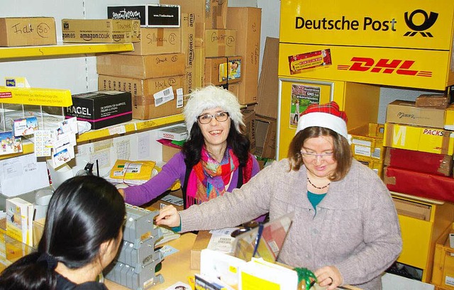 Madleine Meola (links) und Britta Wier...hlichen Schalterangstellten in Wyhlen.  | Foto: Rolf Reimann