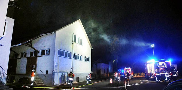 Die Feuerwehr beim Lschen  | Foto: WOLFGANG KUENSTLE               