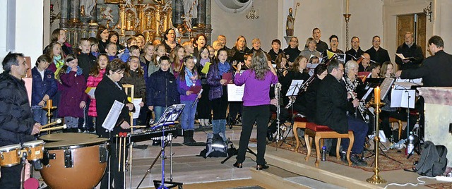 Viele Mitwirkende aus Gesang und Musik...arrkirche St. Ulrich eine Sternstunde.  | Foto: Jrg Schimanski