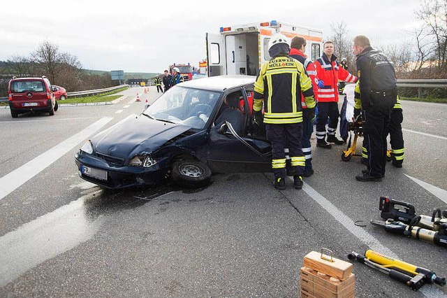 Eine Verletzte forderte dieser schwerer Verkehrsunfall auf der B3 bei Mllheim.  | Foto: Volker Mnch