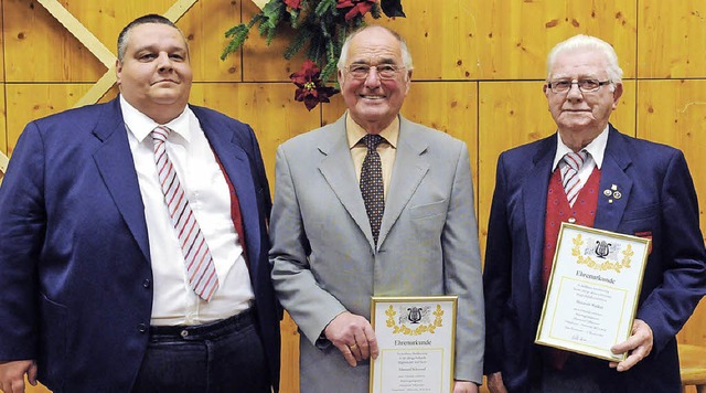 Der Vorsitzende des MGV Oberweier,  Lu...hre Singen im Chor geehrt (von links).  | Foto: Wolfgang Knstle