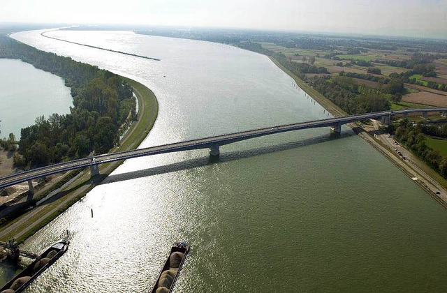 Beliebter Fluchtweg von Strafttern au...Pierre-Pflimlin-Brcke bei Altenheim.   | Foto: dpa