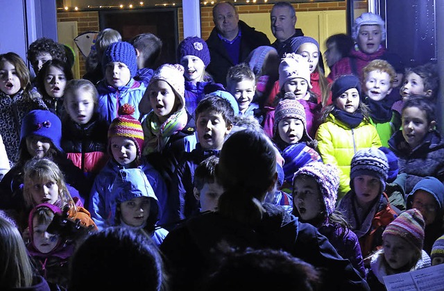 Weihnachtslieder der Grundschler  | Foto: Georg Vo