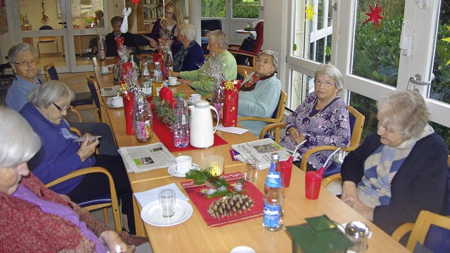 Schler besuchten die Senioren im Pflegeheim.    | Foto: Schule