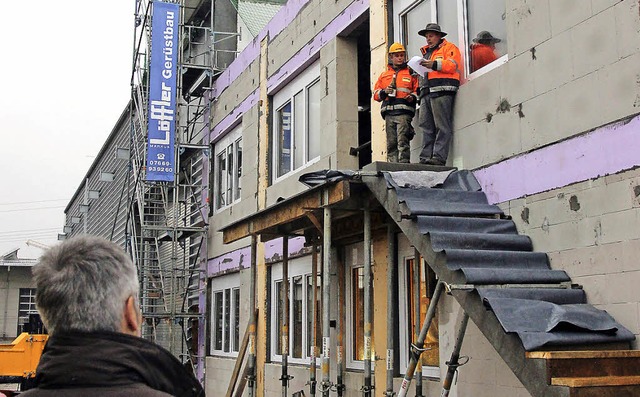 Das neue Baucenter steht. Traditionell... Schwendemann sprach den Richtspruch.   | Foto: Eva Korinth