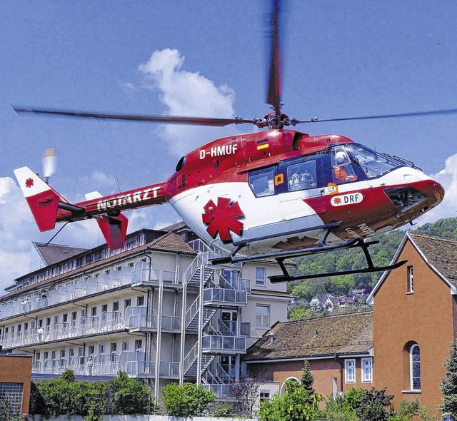 Ein Notarzt-Hubschrauber schwebt vor d...r Landeplatz weiter so bestehen kann.   | Foto: Spital gmbH