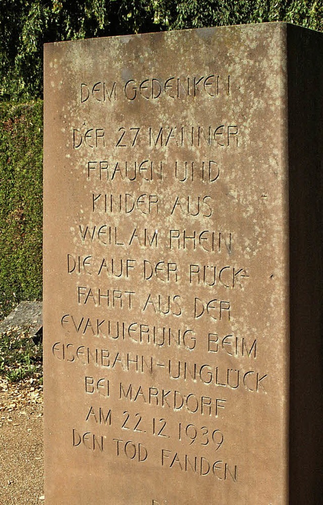 Ein Gedenkstein auf dem Hauptfriedhof ...rt an die 27 Opfer aus Weil am Rhein.   | Foto: Lauber