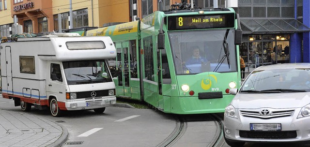 Nichts geht mehr: Das Auto rechts bloc...die Tramgleise, die Tram muss warten.   | Foto: Lauber