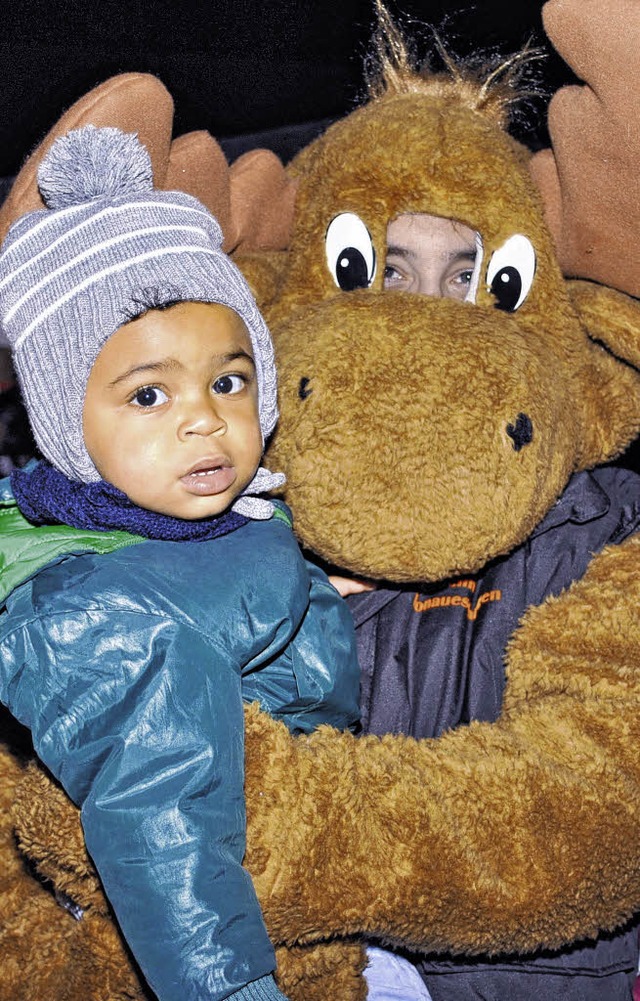 Colin fhlt sich auf dem Arm des Kreis...Maskottchen Elch Emil sichtlich wohl.   | Foto: Mller