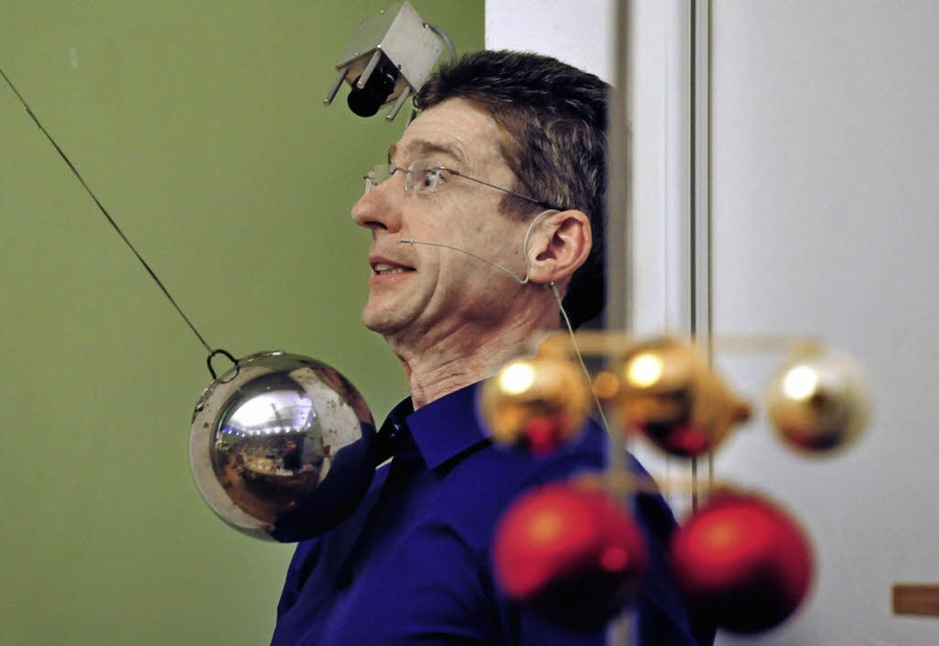 Horst Fischer, Physikprofessor an der ...Tamo  durch die  Weihnachtsvorlesung.   | Foto: Kunz