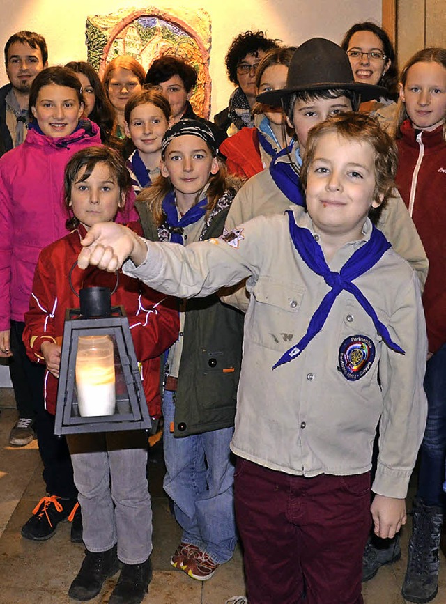 Die Pfadfinder brachten das Friedensli...es dort an die Gottesdienstbesucher.    | Foto: Martina Weber-Kroker