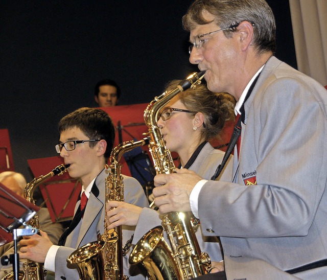 Esprit bewies der Vorsitzende Stefan H...hts) als Solist auf dem Alt-Saxophon.   | Foto: Petra Wunderle