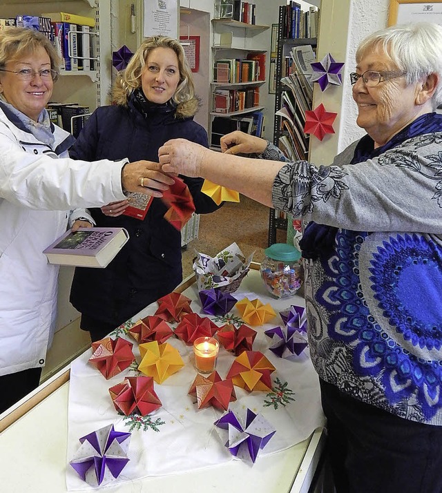 Einen Stern  berreicht Barbara Kckens (rechts).  | Foto: Claudia Gempp