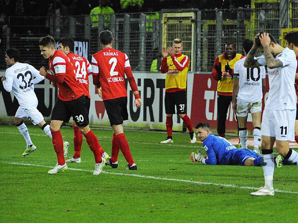 In einem unterhaltsamen Spiel geht der SC Freiburg als gefhlter Velrierer vom Platz.