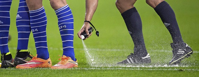 Neuerung: Die  Schiedsrichter werden z...chlgern und sprhen  nun ungehemmt.    | Foto: dpa (3)/AFP (2)