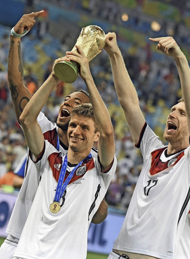 Geehrt zum x-ten Mal: die Fuball-Welt...ller und Per Mertesacker (von links)    | Foto: AFP (2)/DPA