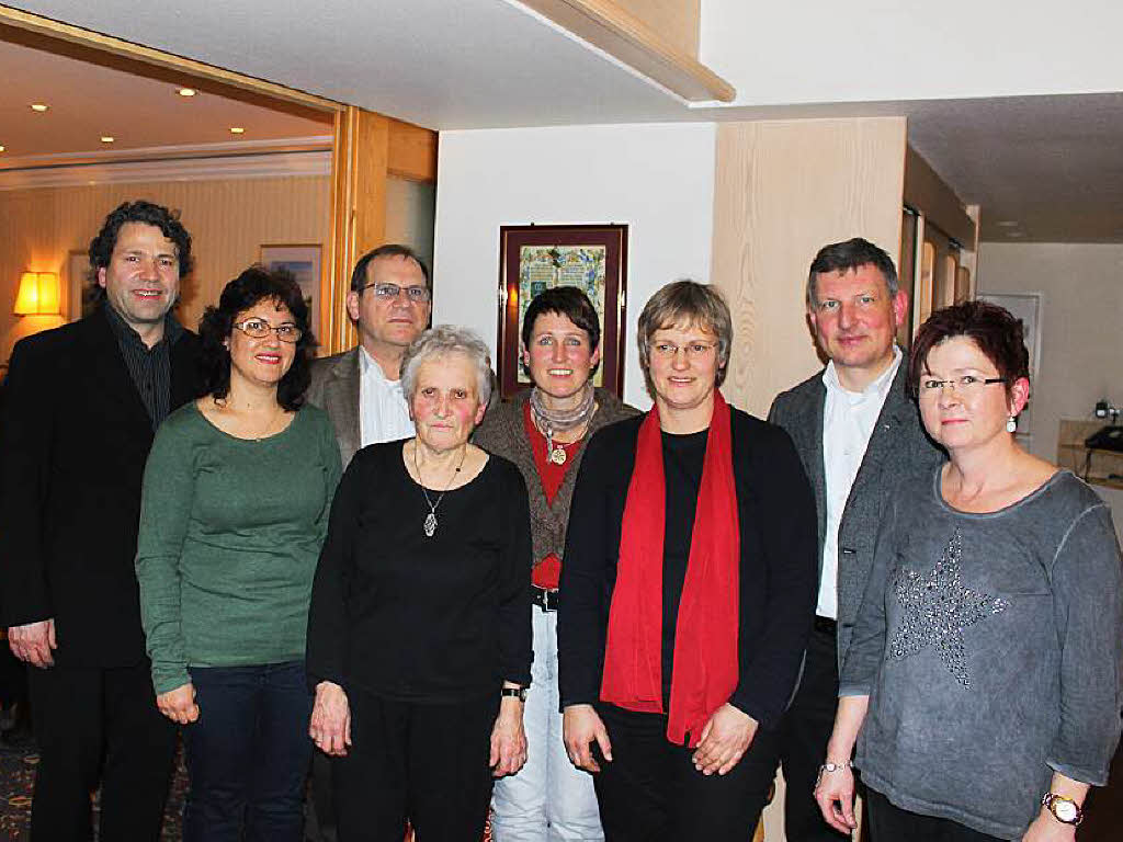 Die Fhrung des Kirchenchores St. Georg ist auch fr die nchsten zwei Jahre gesichert: Christoph Meyer, Ines Haberstroh, Chorleiter Waldemar Schlichting, Rosa Hager, Regina Wehrle, Hilke Eilers, Jens Fehrenbacher und Ute Klausmann (von links).