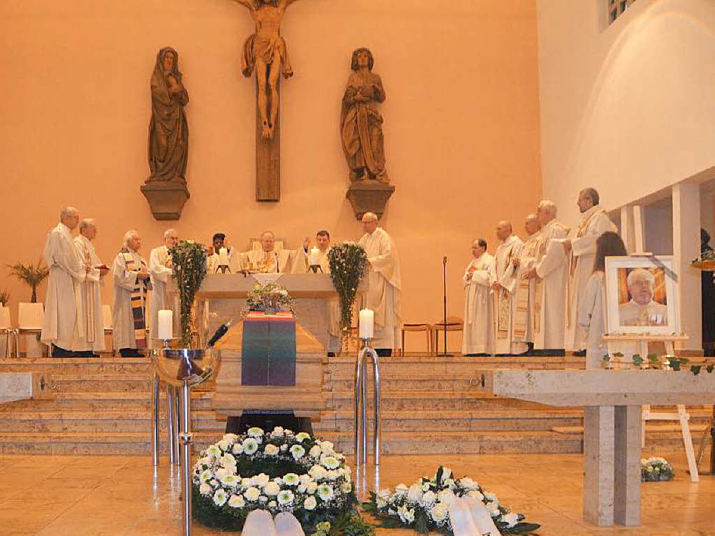 13 Priester am Altar und ein volles Gotteshaus gedachten Pfarrer Klaus Frey (auf dem Foto rechts).