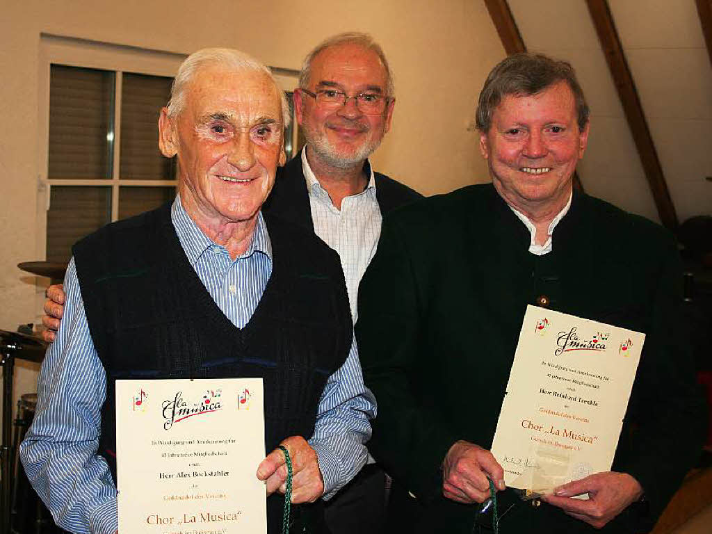 Vorsitzender Michael Stabenow (Mitte) ehrte Alex Bockstahler (links) und Reinhard Trenkle fr ihre 40-jhrige passive Mitgliedschaft als Frderer des Gutacher Chors La Musica.
