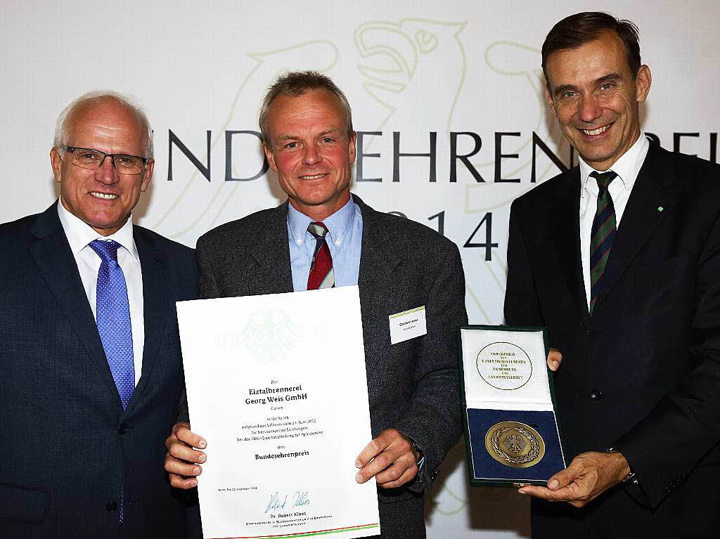 Bundesehrenpreis fr die Elztalbrennerei Georg Weis: Peter Bleser, bergab zusammen mit DLG-Prsident Carl-Albrecht Bartmer Urkunde und Medaille an Hansjrg Weis wegen berzeugung im Qualittswettbewerb.