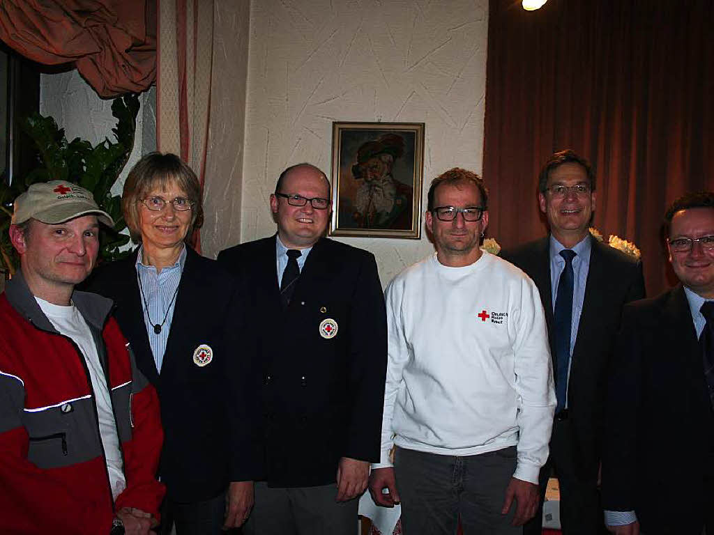 Ausgezeichnet wurden durch Landrat Hanno Hurth (hinten rechts)   Heiko Burger (15 Jahre aktiv frs Rote Kreuz), Agnes Hug (30),  Christian Heizmann (25) und  Mathias Klbel (10, von links nach rechts).