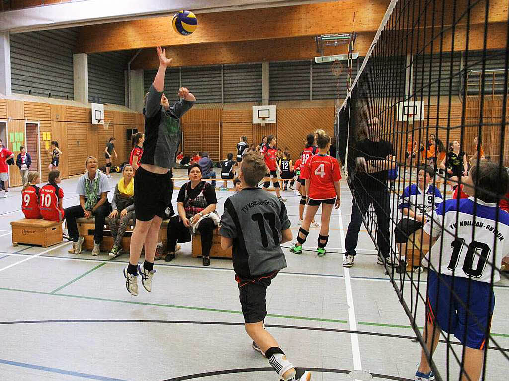 Das neunte Jugendvolleyballturnier. Den kriegt ihr zurck: Ein Volleyballspieler des TV Kollnau-Gutach reckt sich nach dem Ball.