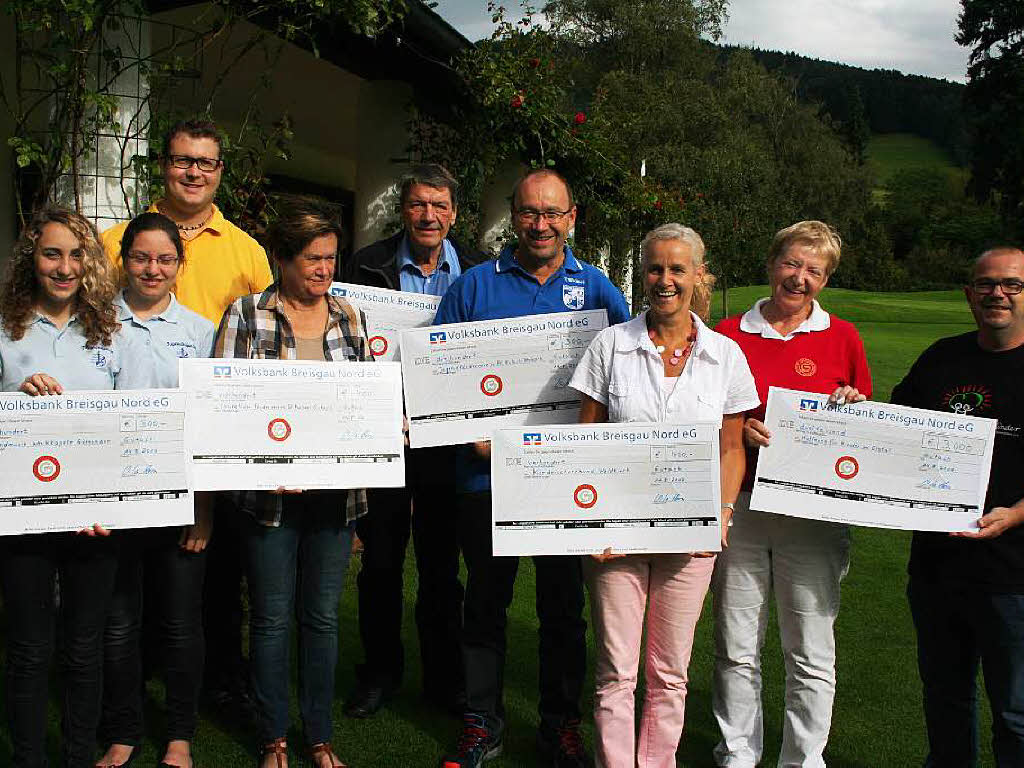Golfclub-Vizeprsidentin Christa Horn bei der Spendenbergabe an die Vertreter von sechs gemeinntzigen Vereinen aus Waldkirch und dem Elztal.