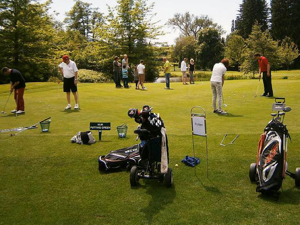 Viele Besucher zeigten Interesse am Golfen beim Tag der offenen Tr auf dem Gutacher Golfplatz.