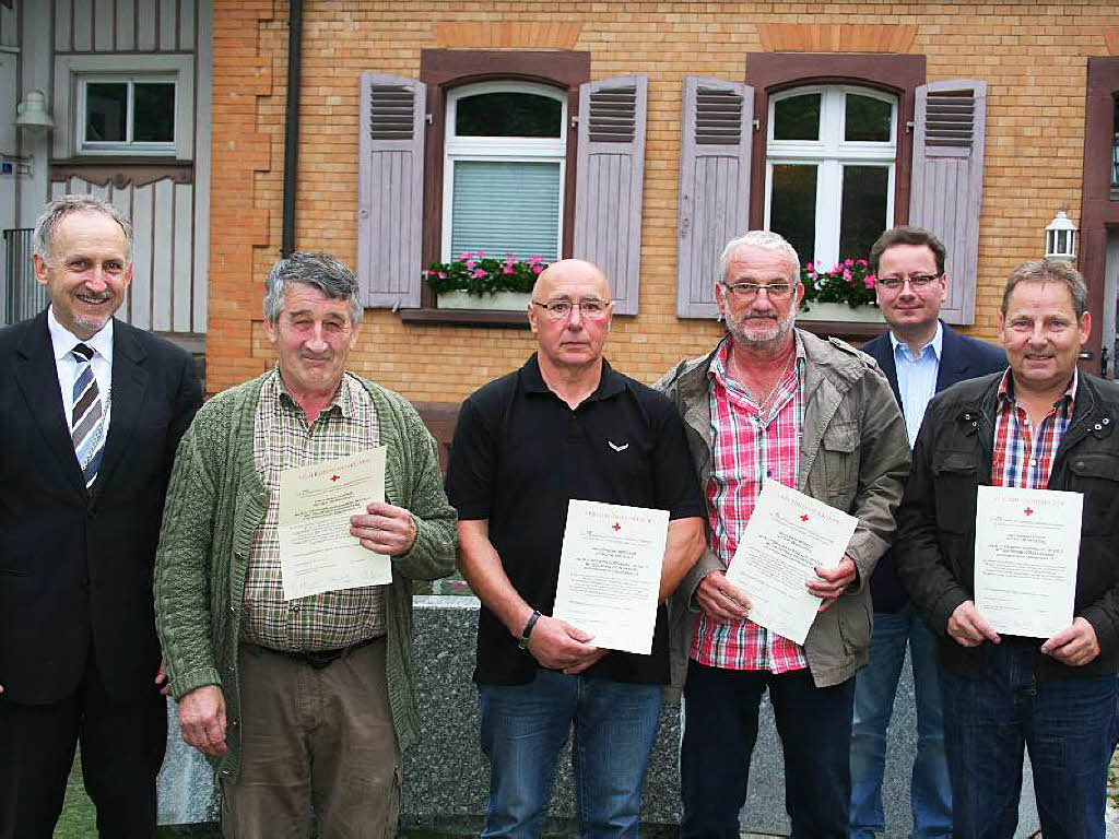 Fr 75-maliges Blutspenden von Brgermeister Urban Singler und dem Vorsitzenden des DRK-Ortsvereins Gutach-Bleibach, Sebastian Rtzer,ausgezeichnet wurden Alfred Nopper, Walter Wernet und Siegfried Winterer und fr 25-maliges Michael Rsch