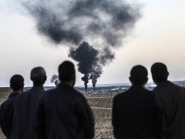 Brennpunkt Kobane: Rauchwolken steigen...pfer seit Monaten erbittert bekmpfen.  | Foto: AFP