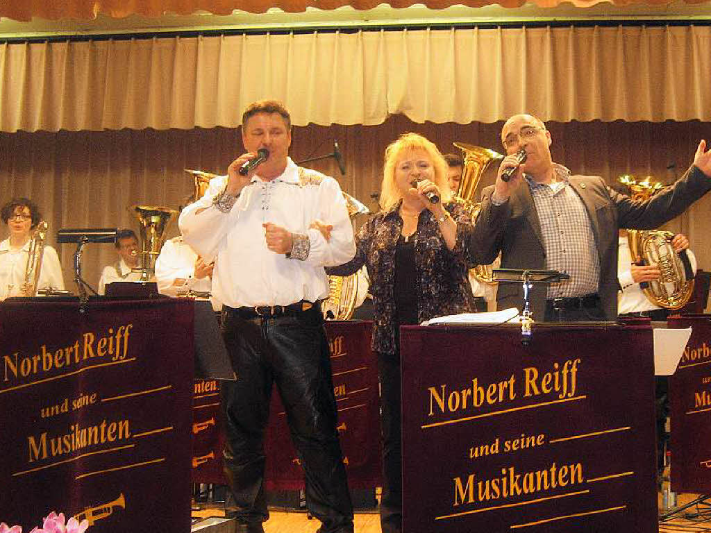 Norbert Reiff und seine Musikanten- hier inklusive einem „Special Guest“- sorgten mit einem glnzenden Konzert fr allerbeste Stimmung im Elzacher „Haus des Gastes“.