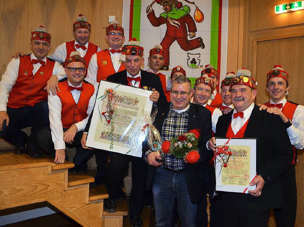 Der Narrenrat  und die Geehrten: Der neue Erznarrenmeister Bernd Fackler, „Wieb“ Claus Landwehr und Erznarr Bernhard Wlfle (vorn ,von links).