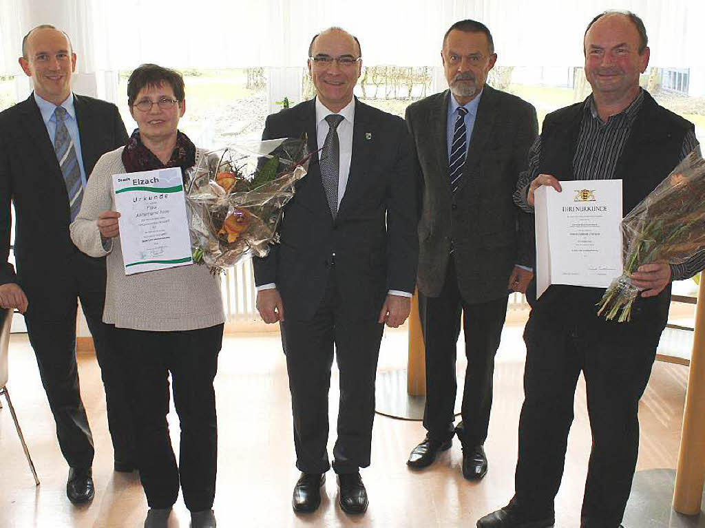 Anni Joos und Bernhard Kaltenbach – auf dem Foto mit Urkunde – wurden fr lange Betriebszugehrigkeit in der BDH- Klinik in Elzach geehrt.