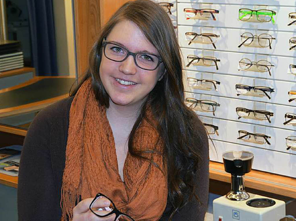 Anna Mayer,19,aus Yach lernt den Beruf der Augenoptikerin.