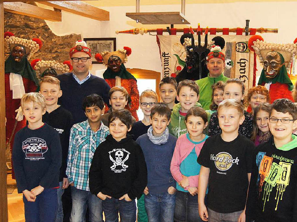 Fasnetunterricht I: Nach so viel Fachwissen ein Bild zum Schluss in der guten Stube der Narrenzunft –  die Klasse 4a der Grundschule Elzach mit den Narrenrten Wendelin Winterhalter und Lothar Ruf.