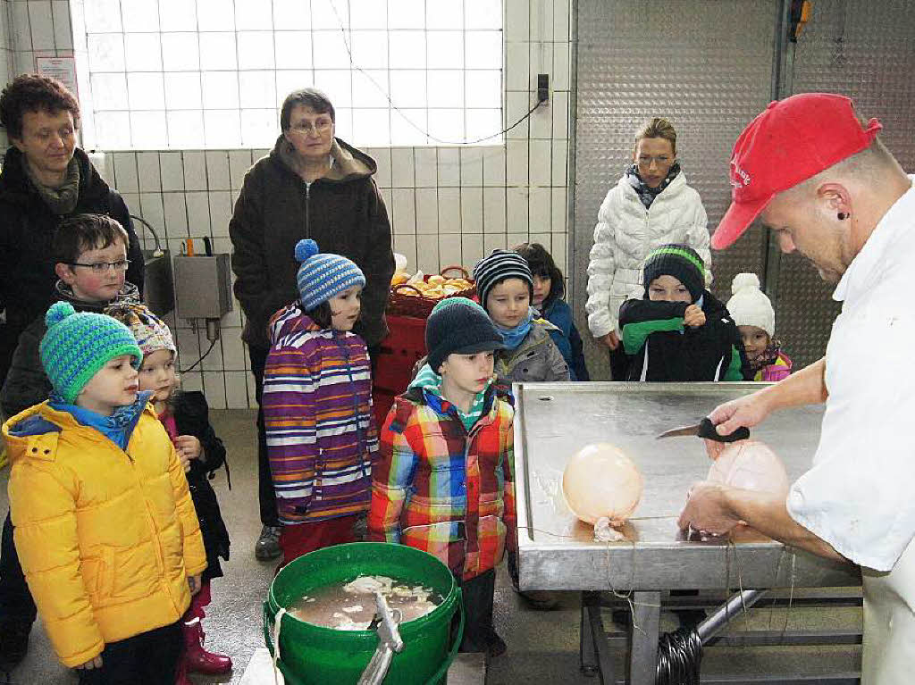 Fasnetunterricht : Wo’s in Elzach Metzger gibt, gibt’s auch Saublodere. Auch in Oberprechtal. Thomas Spath zeigte den Gsten vom Kindergarten Yach, was mit den Blodere passiert, bis sie am „Hageschwonz“ hngen.