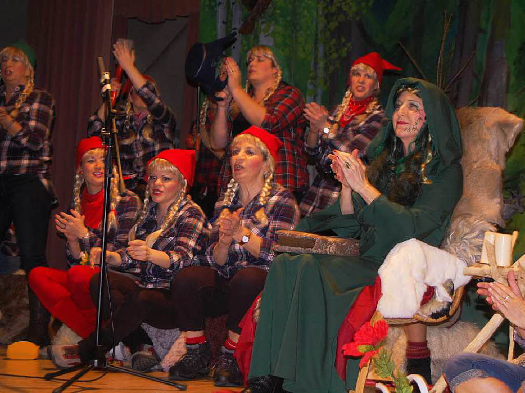 Frauenfasnet im Haus des Gastes  : Es gab mrchenhafte Auffhrungen und Ehrungen von langjhrigen verdienten Aktiven.