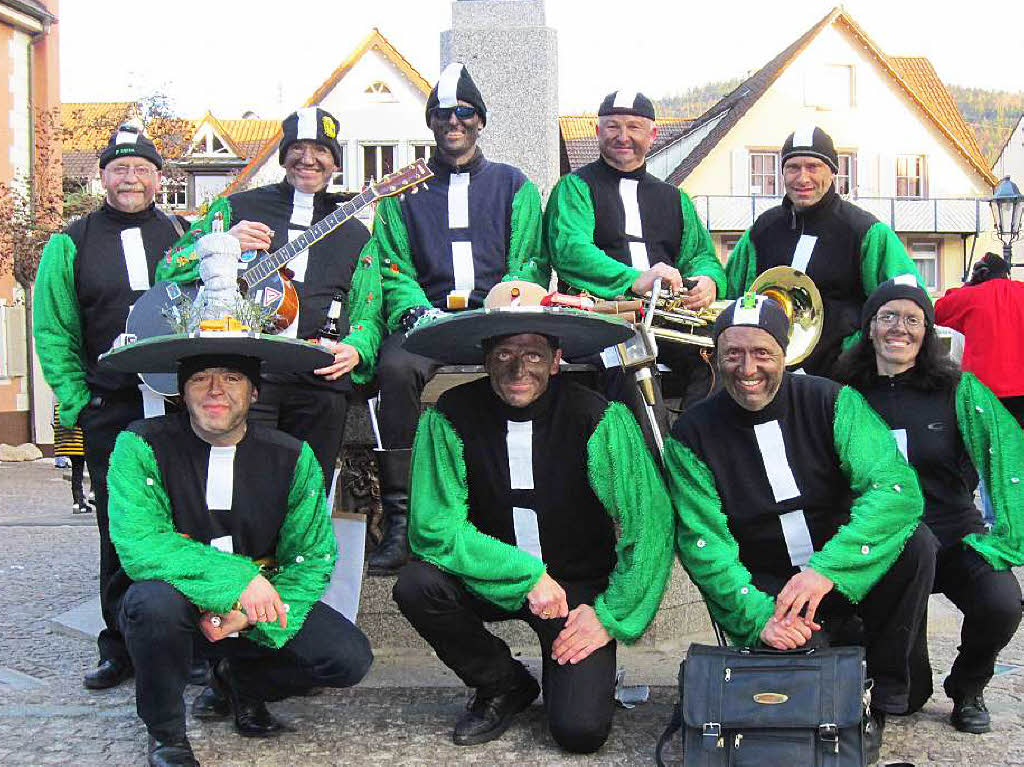 Die Moritatengruppe Piz Palaver in zukunftstrchtigen Schwarz-Grn kurz vor dem Moritatenstart auf dem Brenplatz in Elzach.