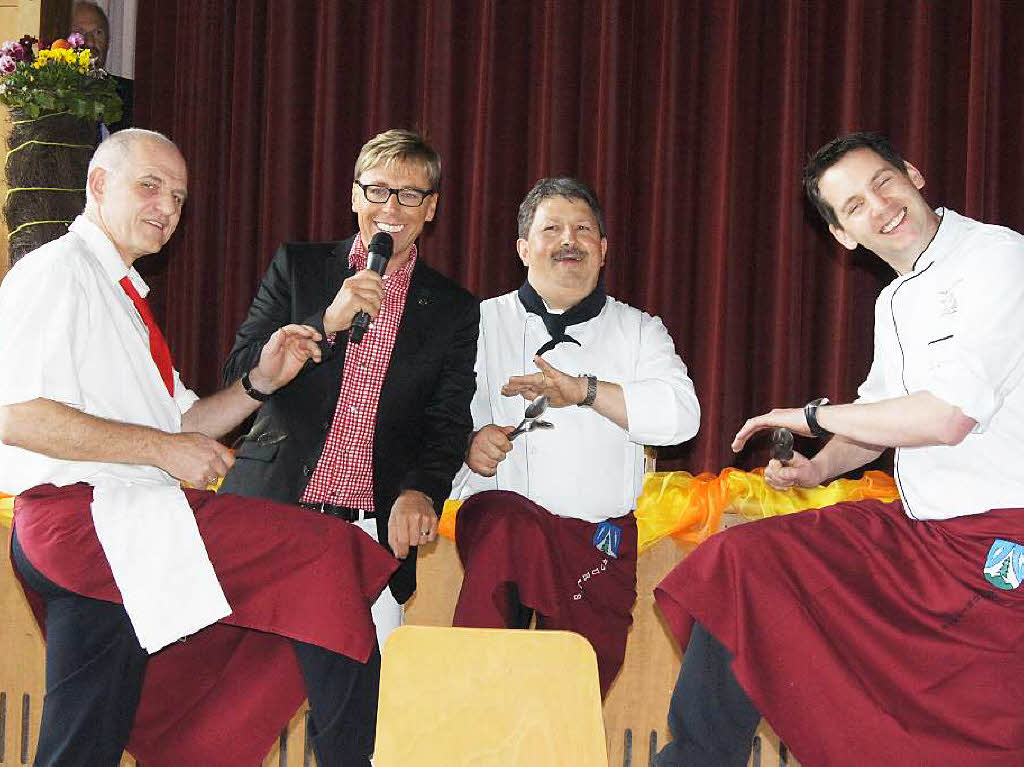 Hansy Vogt mit Josef Spath, Artur Vogt und Hans Joachim Burger bei der Schlussveranstaltung im Osterdorf Oberprechtal.