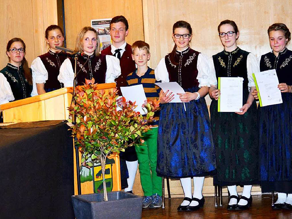 Auch sie tragen Elztler Tracht – aber nur bei besonderen Anlssen:   Verleihung der Leistungsabzeichen beim Konzert des Musikvereins Yach Anfang Mai an  einige Jungmusiker.