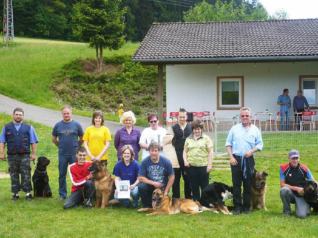 Vier- und zweibeinige Mitglieder des Schferhundevereins Elzach nahmen erfolgreich an verschiedenen Prfungen teil.