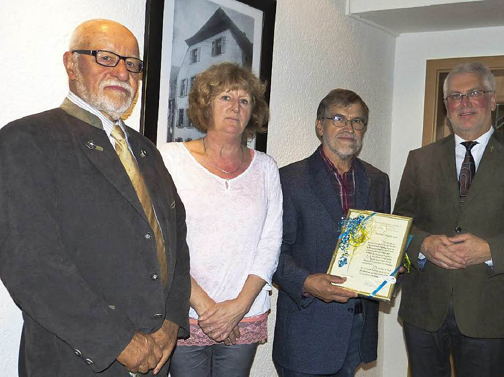 Herbert Hartman wurde fr 50 Jahre Mitgliedschaft vom Kirchenchor St. Nikolaus geehrt, hier mit Dekan Decker (rechts), Birgitt Ruh-Schtzle und Joachimi Nopper.