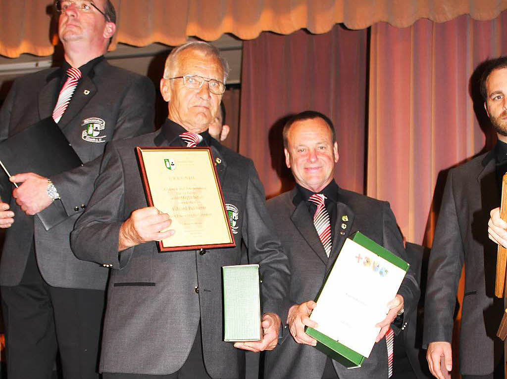 Zum Ehrenmitglied ernannt wurde Eduard Becherer (links), fr 25 Jahre Chorgesang geehrt wurde Konrad Rotzinger.