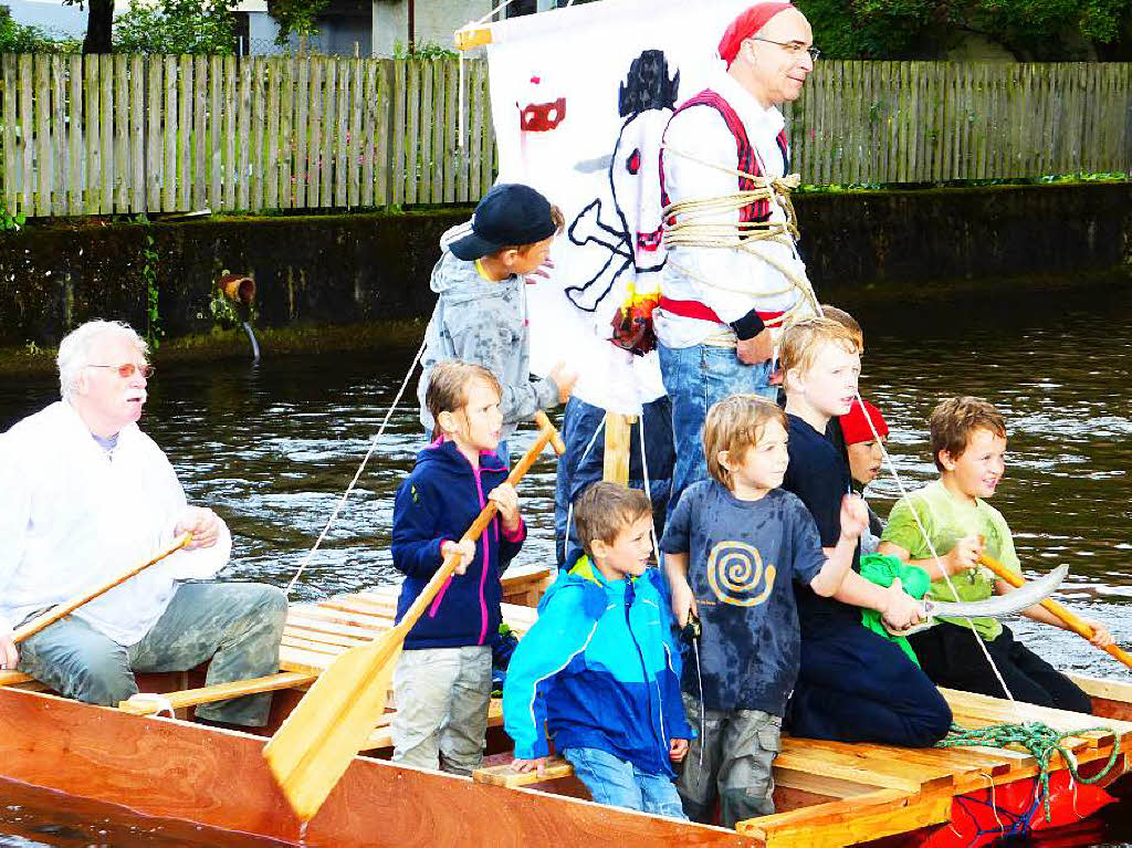 „Piraten auf der Elz“ hie es in Elzach bei der Ferienspiel-Aktion, wozu eine groe Helferschar vom Verein Hoffnung fr Kinder im Elztal und Seitentler in Elzach angetreten war.