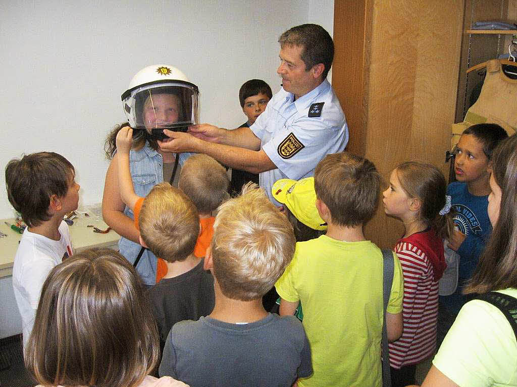 Kinderferienprogramm auf dem Polizeiposten Elzach.Die Kinder durften bei der Polizei die Ausrstung ausprobieren und auch einen „Einbrecher“ stellen.