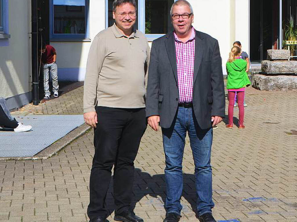 Der kommissarische zweite Konrektor Lukas Beck und Schulleiter Seebacher auf dem Schulhof der Grund-, Werkreal- und Real-Verbundschule Elzach