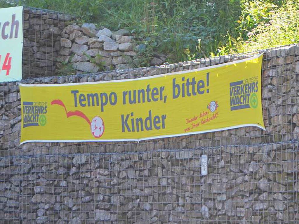 Tempo runter bitte! Auf Kinder achten. Aktion ’sicherer Schulweg’ zum Schulstart. Aufgenommen in Elzach.