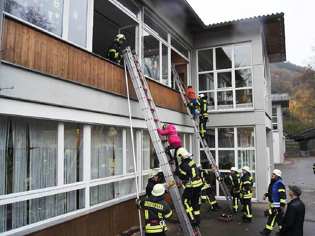 Die Viertklssler wurden, mit Knoten an den Seilen gesichert, von den Feuerwehrkameraden ber die Leitern aus dem Klassenraum gerettet, da bei der bung in Oberprechtal eine Verqualmung des Treppenhauses angenommen wurde.